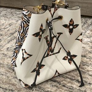 Louis Vuitton neo noe shoulder jungle while